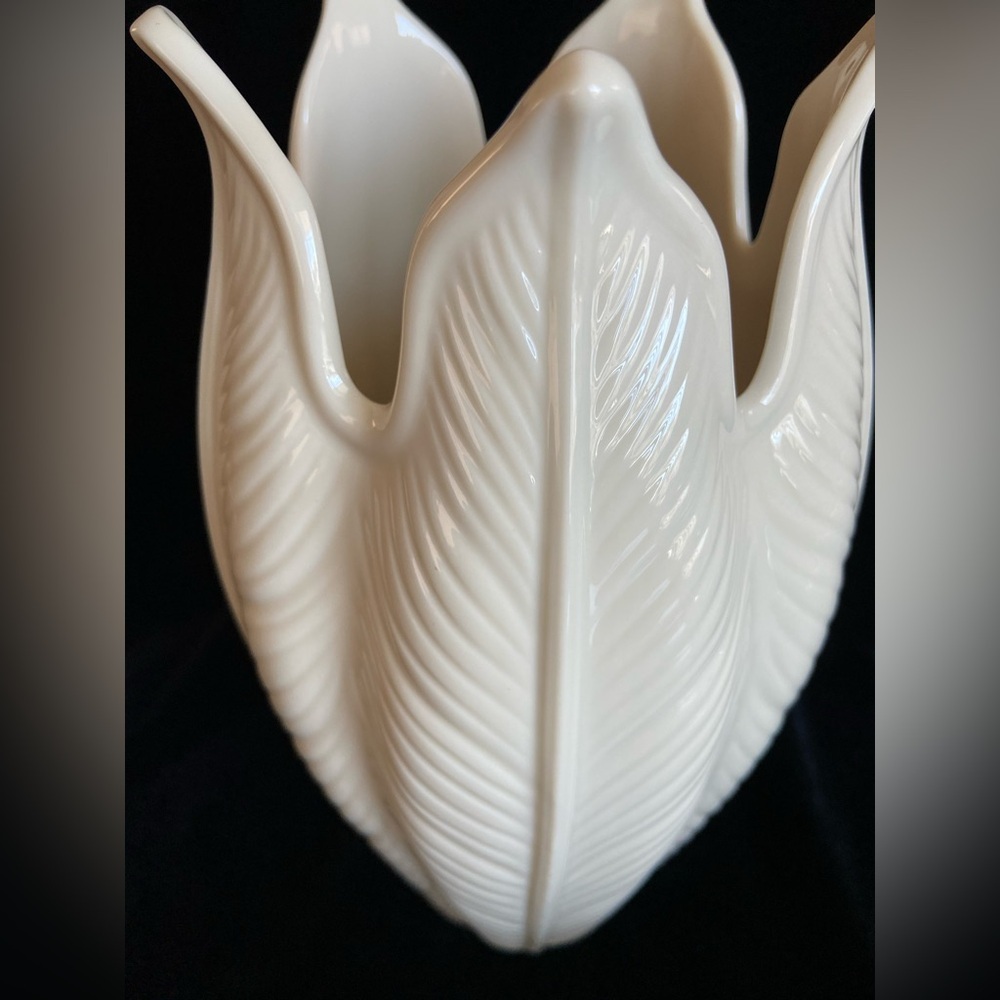 Vintage LENOX 10" Porcelain Vase Palmentto Leaf Design Floral Ivory Color USA - Picture 7 of 7
